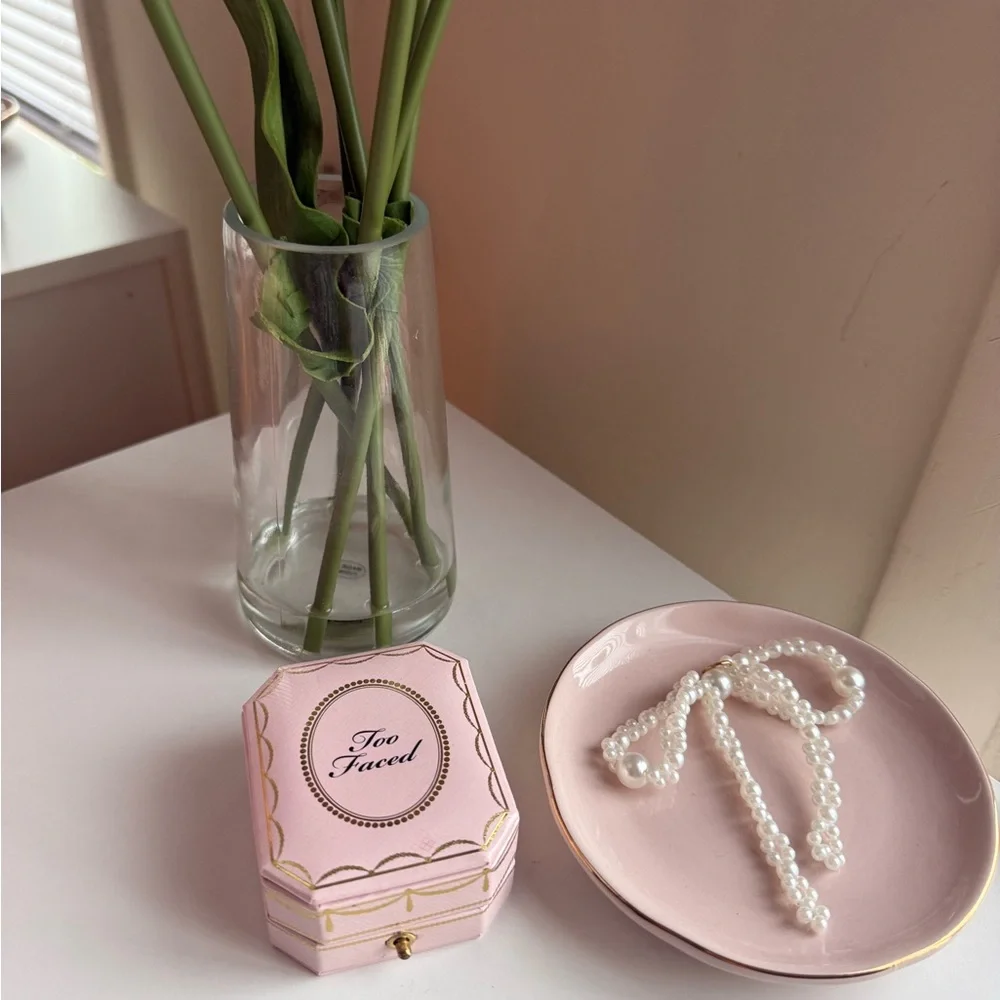 Too Faced Diamond Light Highlighter - White and Silver - Picture 2 of 11